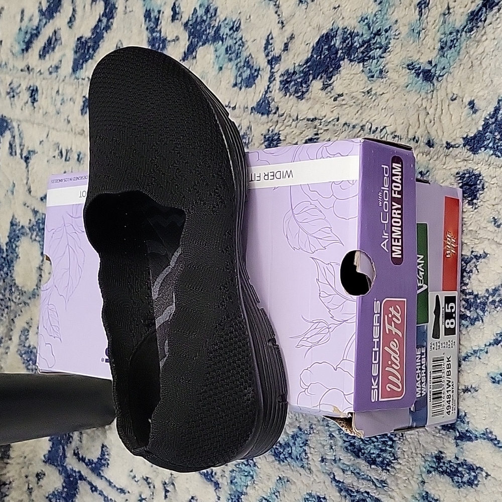 NWT Sketchers 8.5 WIDE